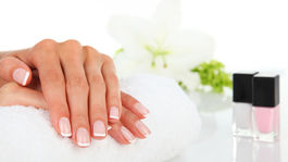 Čo prezrádza farba laku na nechty o citoch ženy?