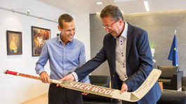 Tótha prijal minister obrany a dostal hokejku od Haláka