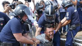 Chaos v Maďarsku: Polícia zastavila vlak s utečencami ešte pred hranicami