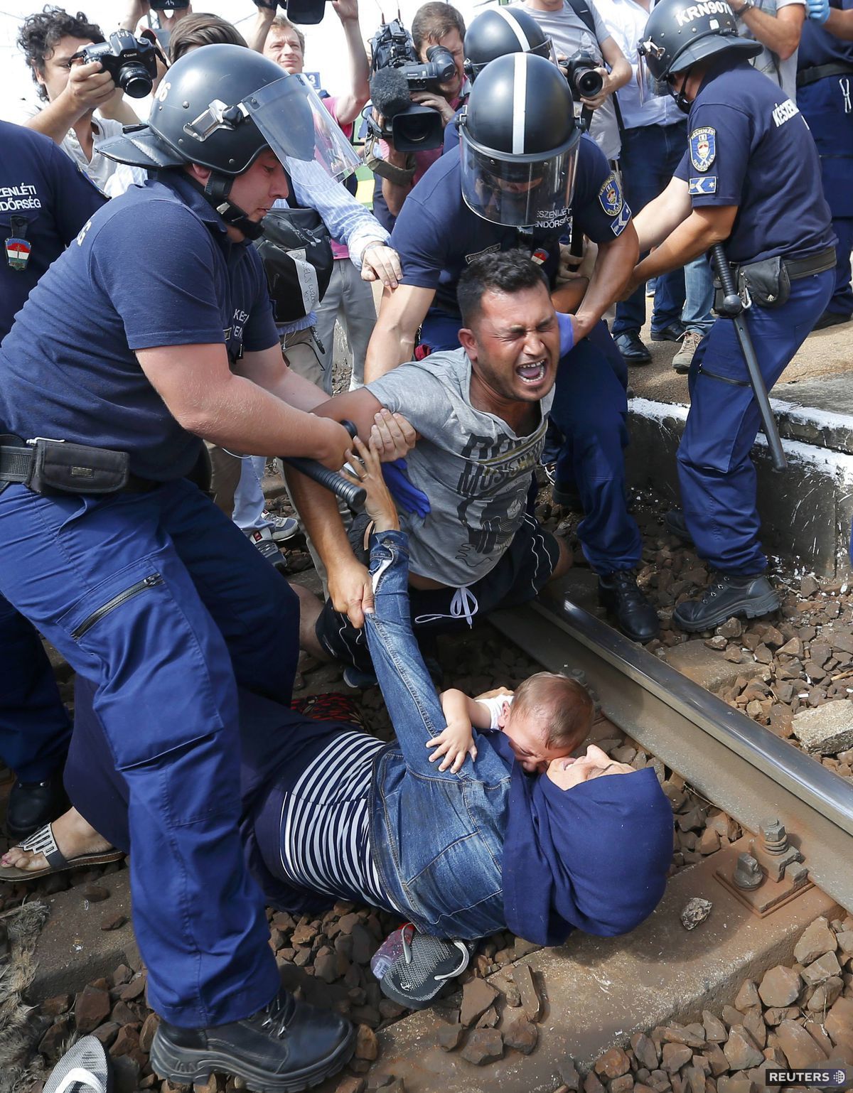 Utečenci sa veľmi nahnevali, že policajti vlak...