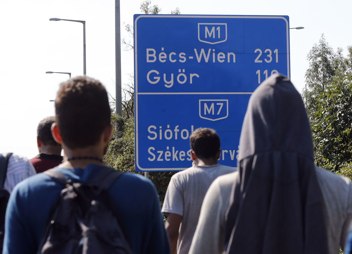 Migranti vyrazili pešo z hlavnej železničnej...