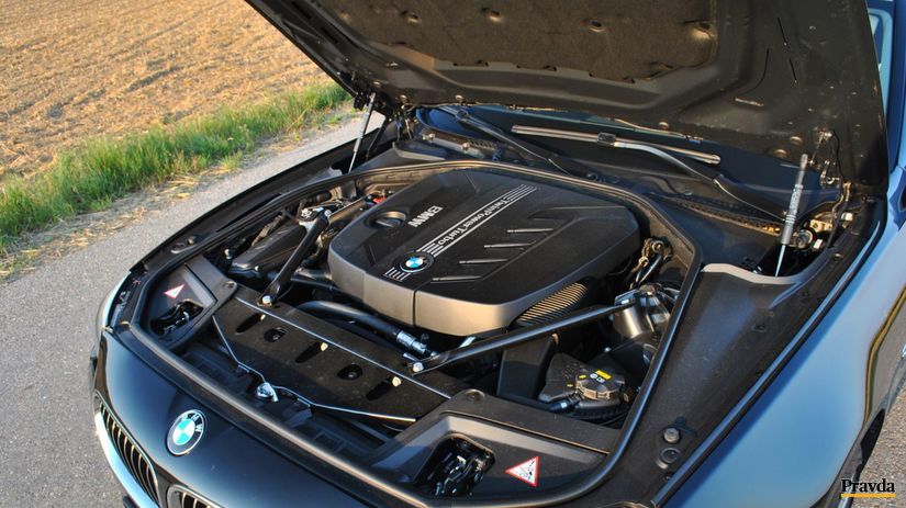 Štvorvalcový naftový motor s výkonom 218 koní...