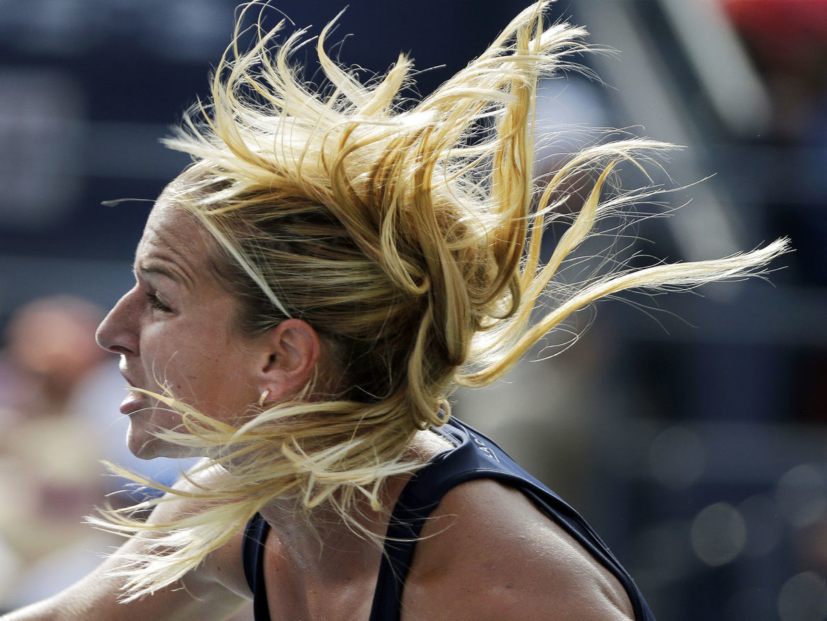 Dominika Cibulková podáva v zápase s Eugenie...