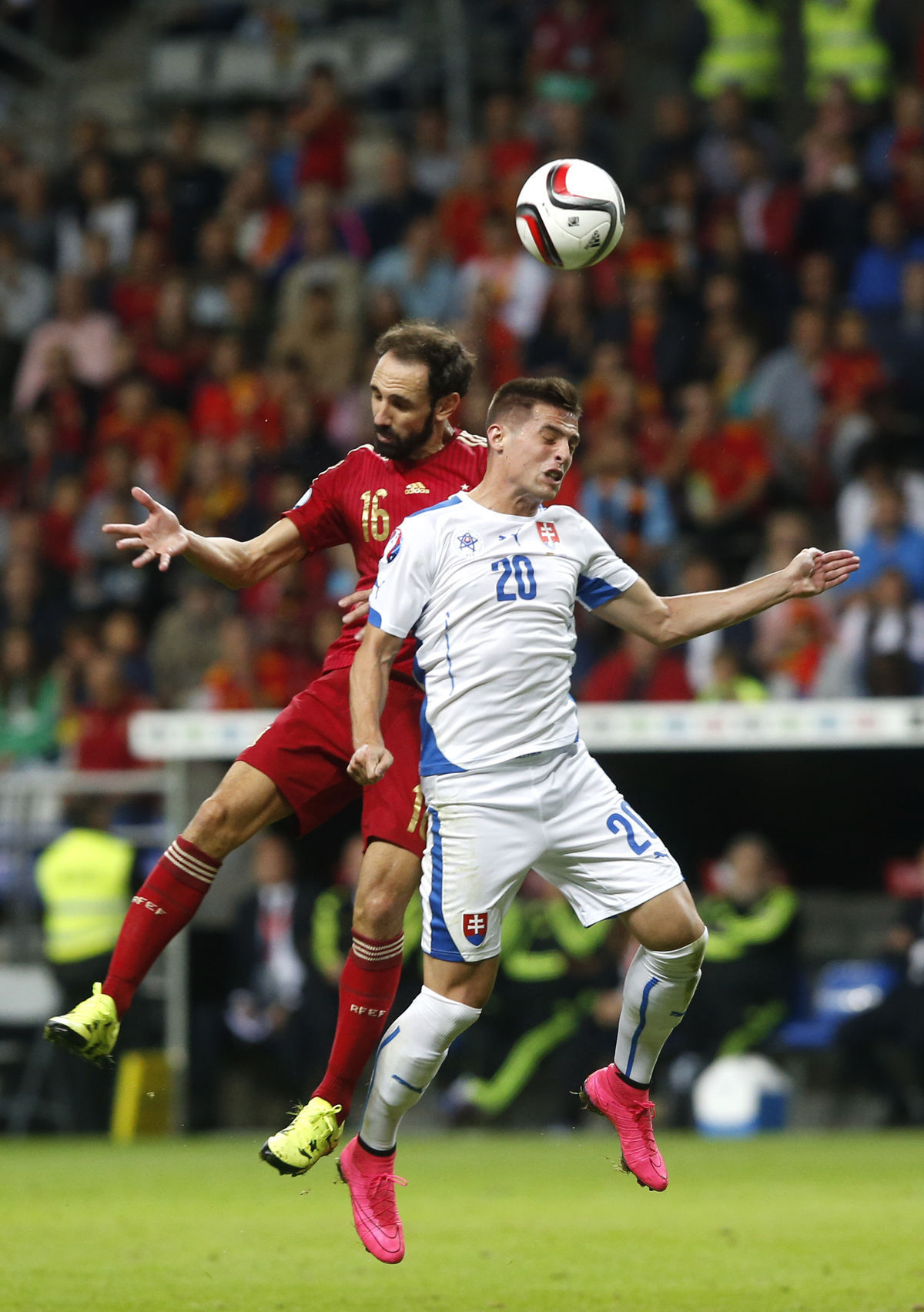 Juanfran bojuje o loptu s Róbertom Makom.