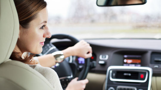 žena za volantom, šoférovanie, auto