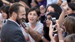 Herec Ralph Fiennes rozdával autogramy. 