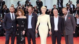 Matthias Schoenaerts, Dakota Johnson, režisér Luca Guadagnino a herci Tilda Swinton, Corrado Guzzanti a Ralph Fiennes