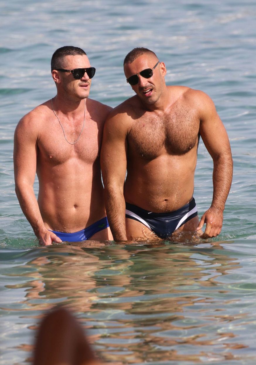 Herec Luke Evans na ostrove Mykonos v...