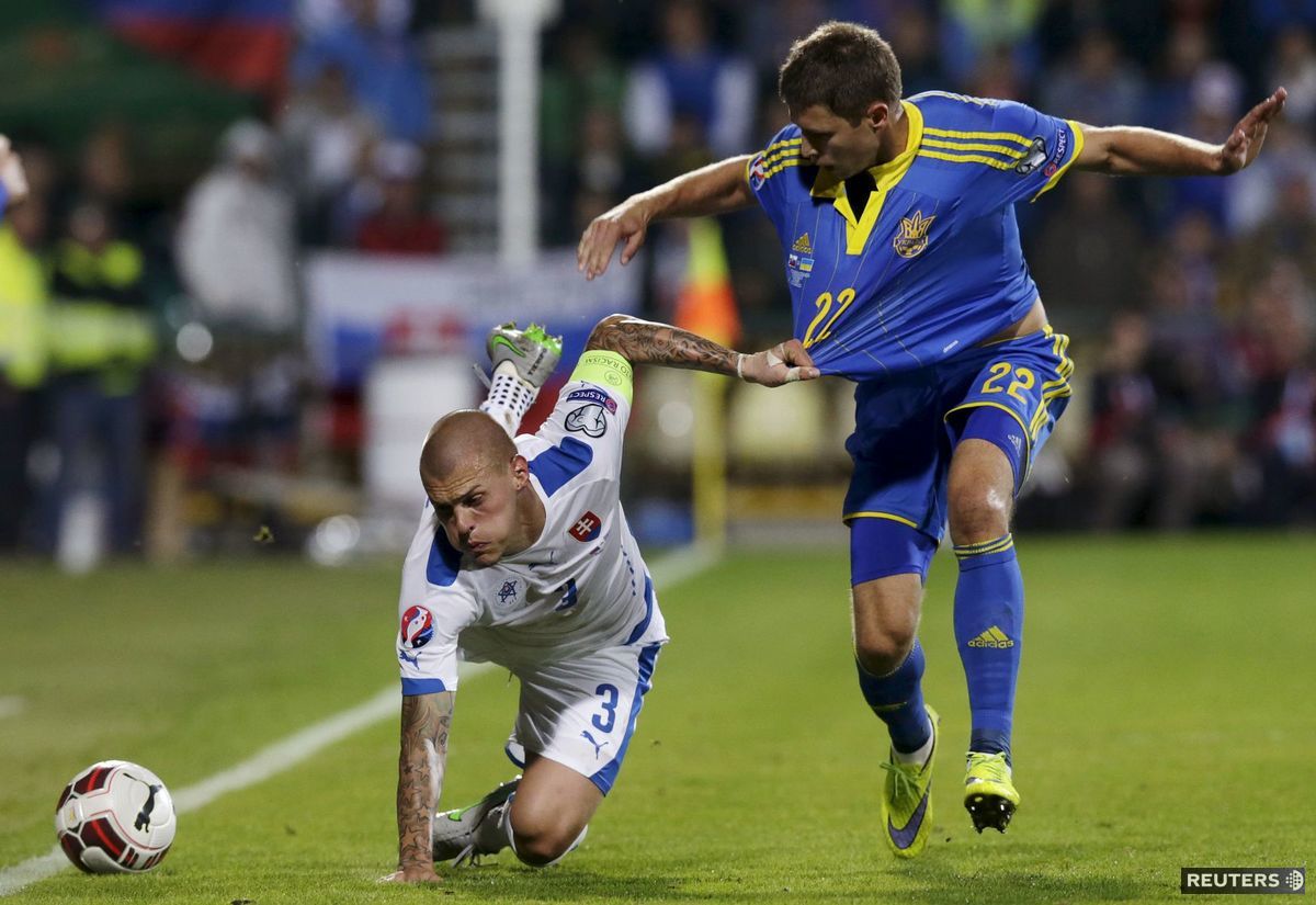 Martin Škrtel v súboji s Arťomom Kravecom.