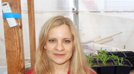 Michaela Musilová v laboratórnom skleníku.