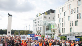 Európu zmieta mliečna búrka. Brusel podporí farmárov