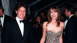 Rok 1997: Hugh Grant a jeho priateľka - herečka Elizabeth Hurley.