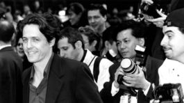 Rok 1999: Hugh Grant na filmovej premiére.