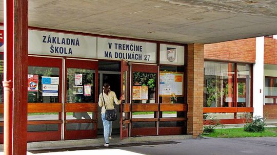 Zájladná škola, škola, Zlatovce,