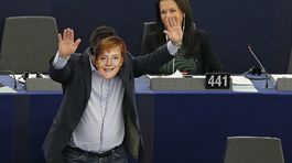 Junckerov prejav sprevádzali slovné prestrelky a bučanie