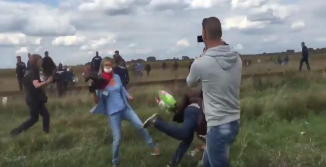 Kameramanka maďarskej televízie podrazila nohy...