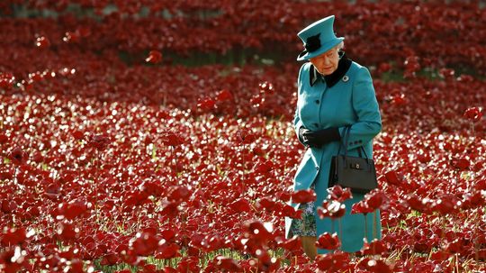 Október 2014. Kráľovná Alžbeta II. uprostred...