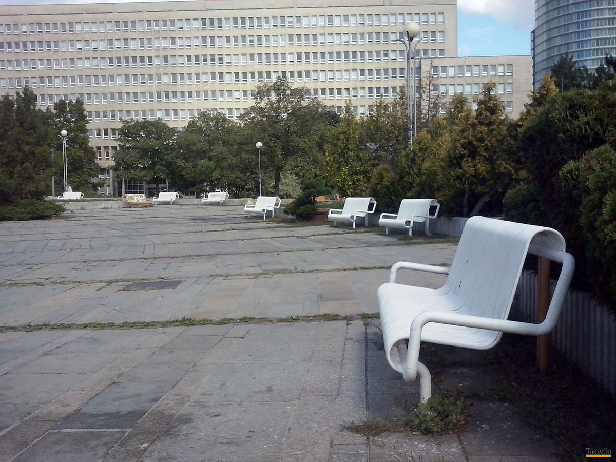 Mobiliár na Námestí slobody má jedinečný dizajn.