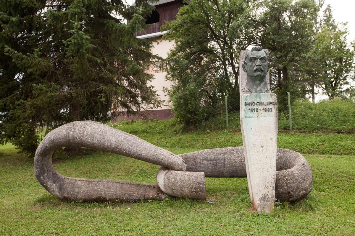 Pomník od sochára Stanislava Biroša (1974)...