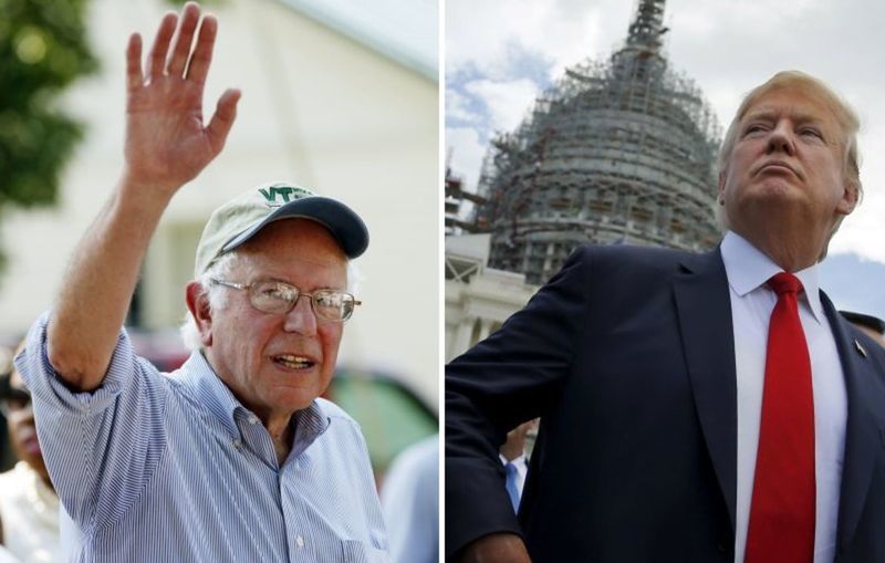 Bernie Sanders (vľavo) zdraví svojich...