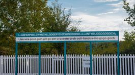 Llanfairpwllgwyngyll... Nezlomíte si jazyk pri vyslovení názvu tejto dediny?