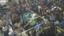 Video z Röszke: S migrantmi nejednajú ako s ľuďmi, tvrdí dobrovoľníčka