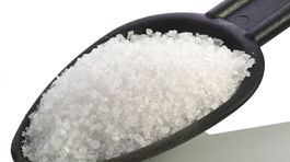 Škodí nielen nadmerné množstvo soli, našli v nej aj plasty