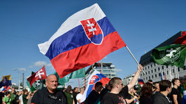 Politológ: Znechutenie ľudí z politiky nahráva extrémistom