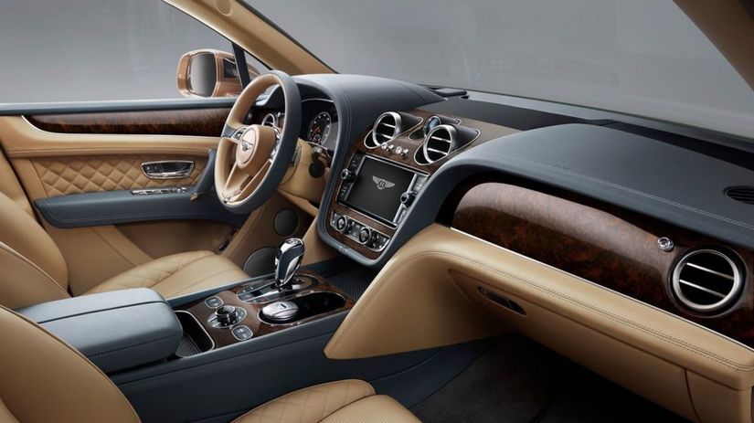 Palubná doska je rozdelená do dvoch sekcií,...