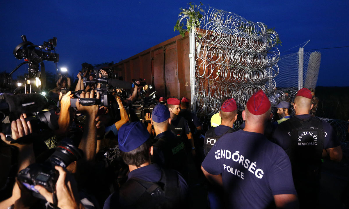 Maďarskí policajti strážia hranice v Roszke...