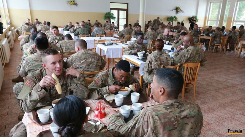 Kuchyňa, vojenská základňa, americkí vojaci,...