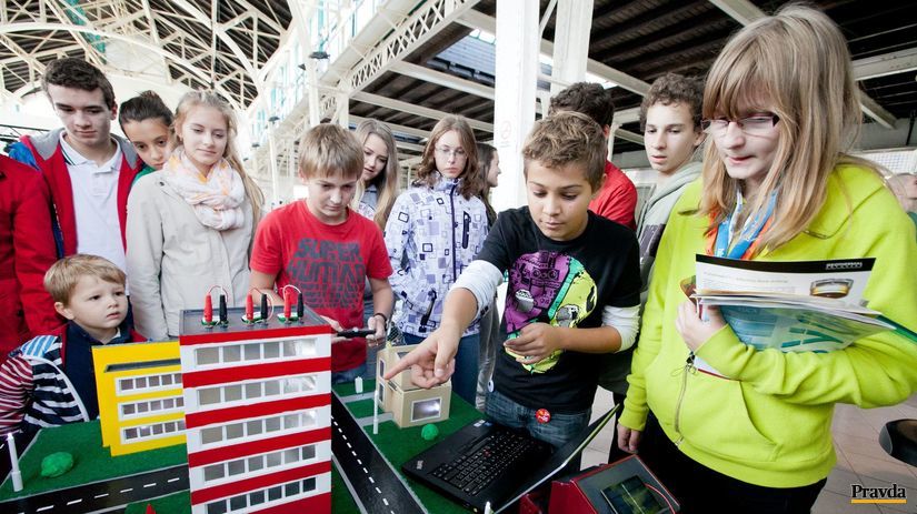 Návštevníci si prezerajú prezentácie počas...