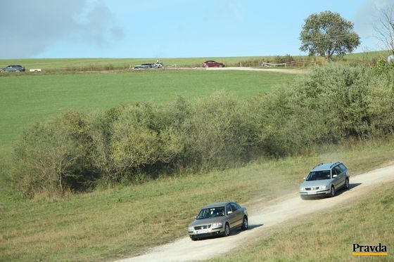 Domáci vodiči začali jazdiť po poľných cestách,...