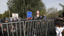 Maďarská polícia zasiahla proti migrantom slzotvorným plynom, zbila aj novinárov