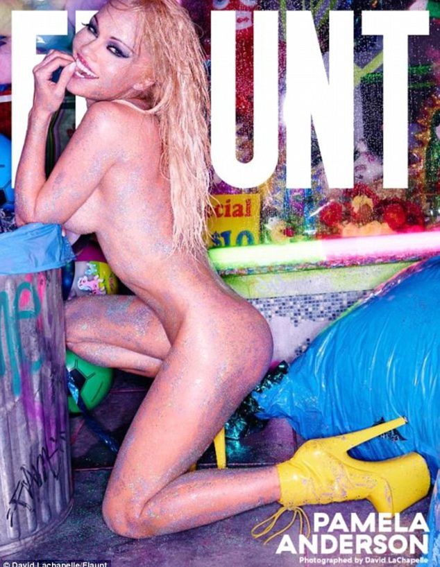Pamela Anderson na titulke magazínu Flaunt.