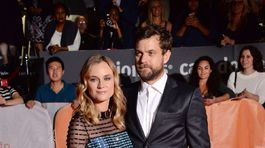 Diane Kruger (v minišatách Prada) a jej partner Joshua Jackson