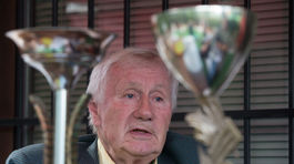 Do kopca behal s Masopustom. Lendl mu nosil loptičky