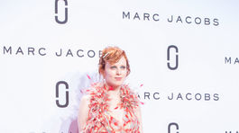 Modelka a speváčka Karen Elson v kreácii z novej kolekcie Marca Jacobsa. 