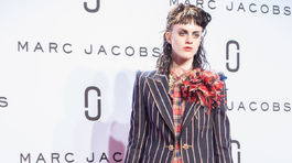 Modelka v kreácii z kolekcie Marc Jacobs Jar-Leto 2016.