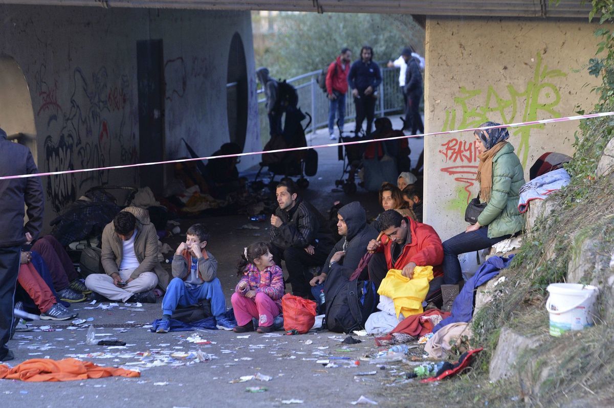 Utečenci sedia pod mostom v bavorskom meste...