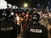 utečenci, migranti, migračná kríza, slovinsko, polícia, slzný plyn, hranice, chorvátsko,
