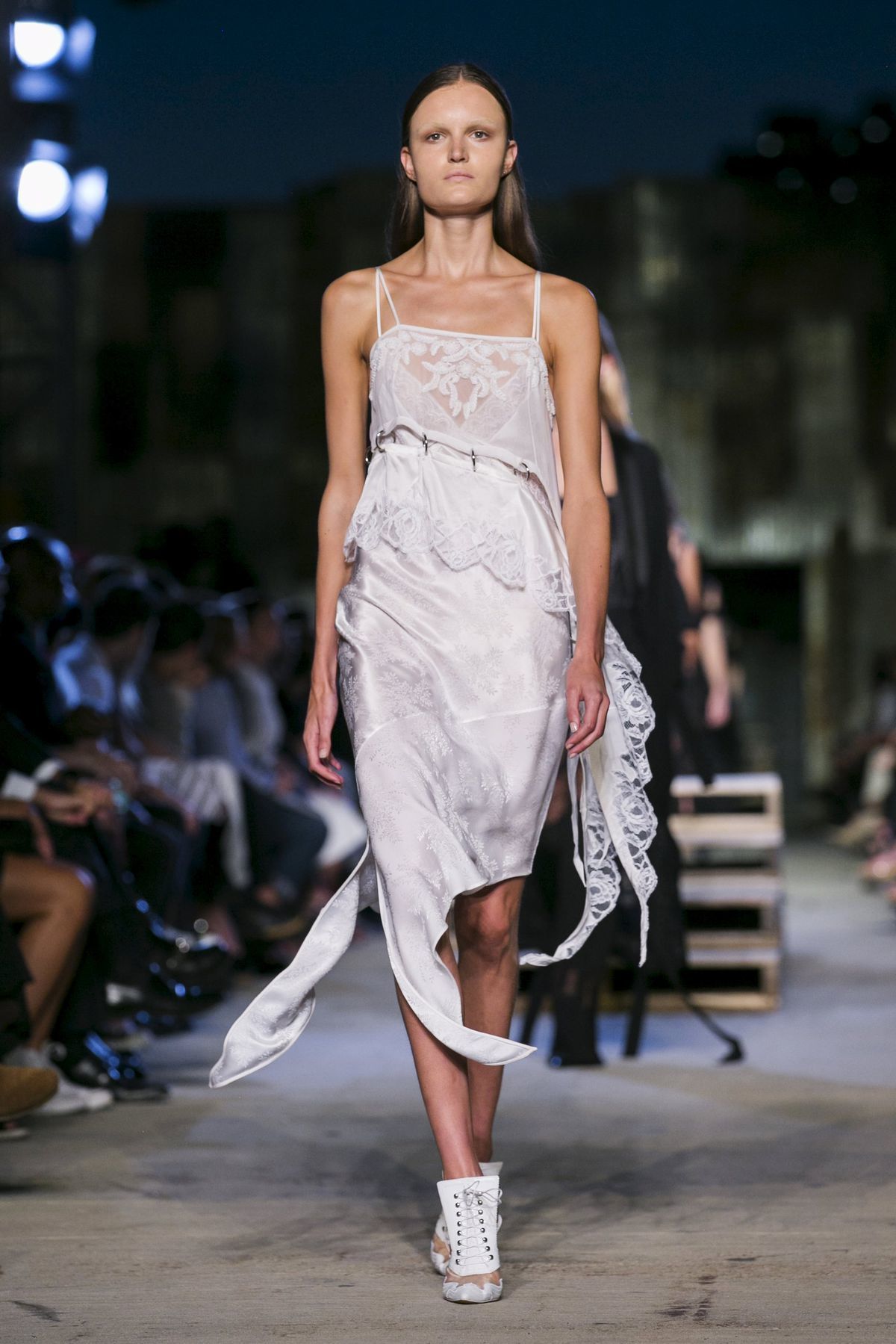 Modelka na prehliadke Givenchy - jar-leto 2016...