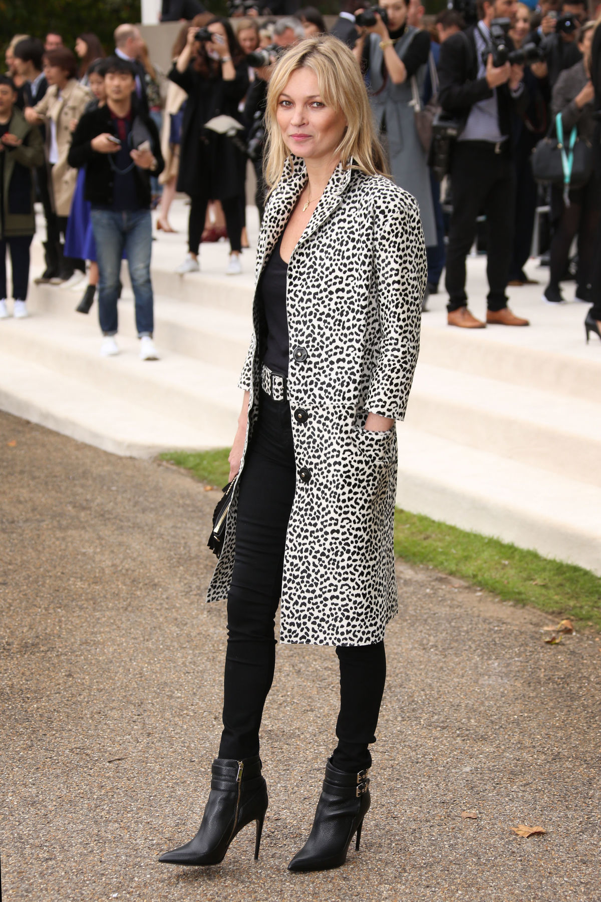 Britská topmodelka Kate Moss pózuje fotografom...