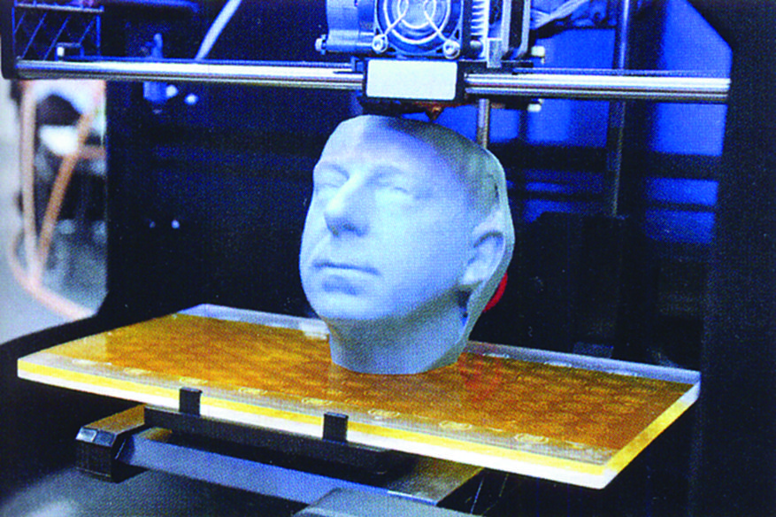 Táto 3D tlačiareň vytvára model ľudskej hlavy...