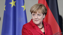 Podpora Merkelovej strany klesla kvôli utečencom na minimum