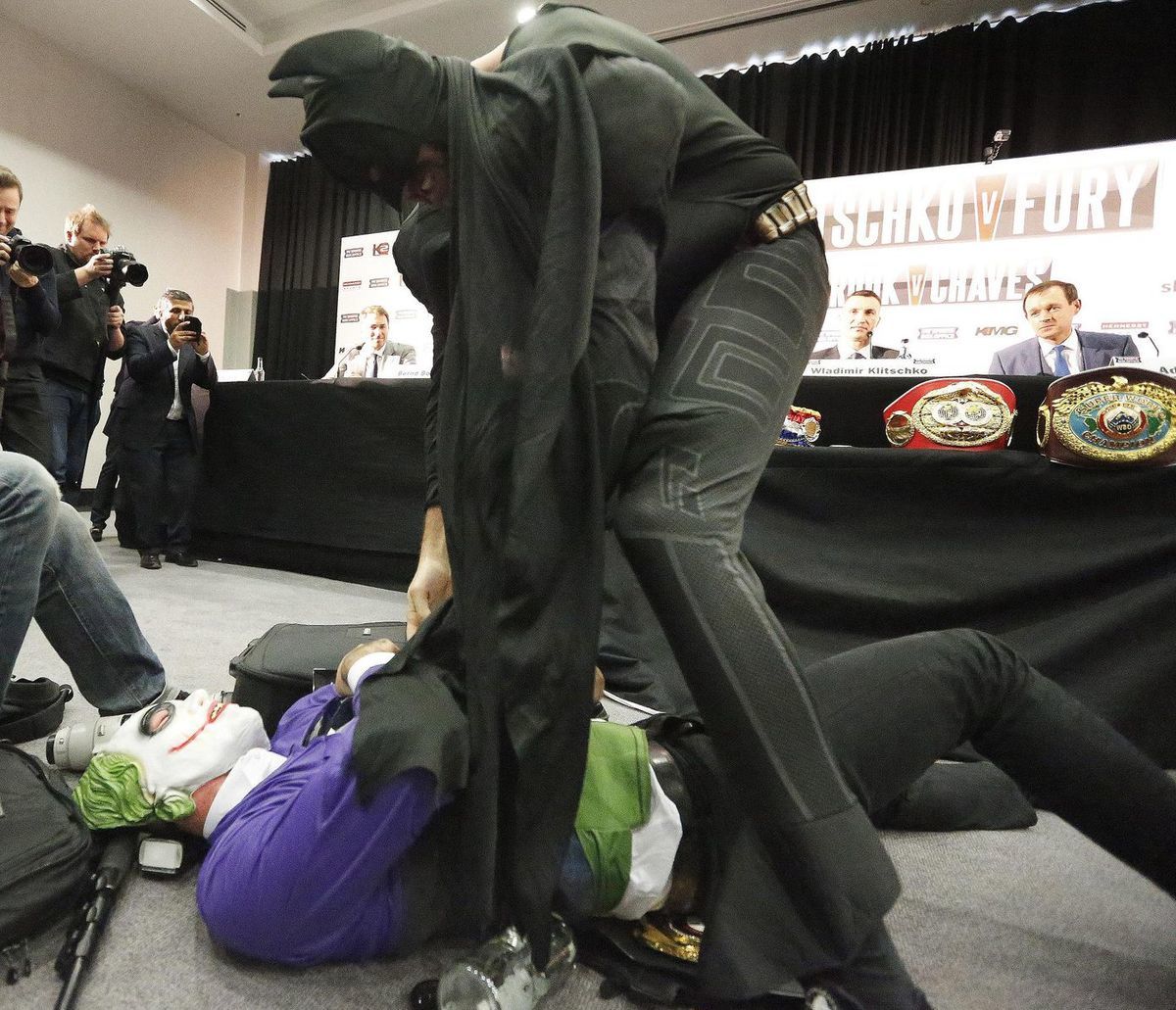 Tyson Fury v kostýme Batmana v súboji s ďalšou...