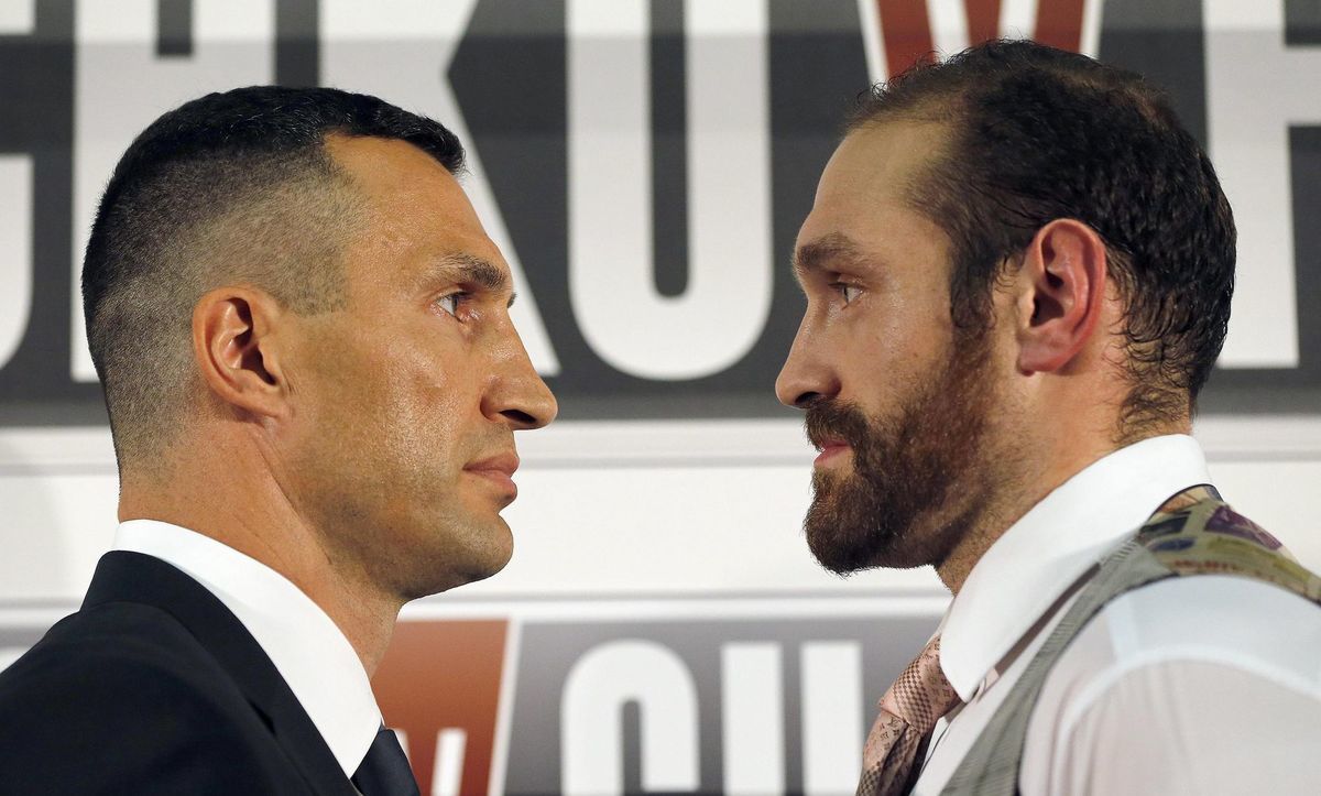 Vladimir Kličko (vľavo) a Tyson Fury.