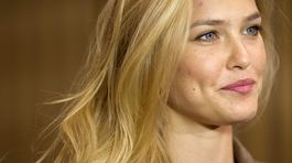 Izraelská kráska Refaeli v reklame zahadzuje nikáb, dočkala sa kritiky