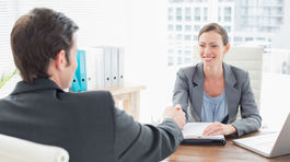 Flirtujete alebo ste iba v úzkych? Ako gestami pôsobíte na ľudí?