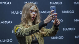 Modelka Cara Delevingne si robí selfie v Miláne.